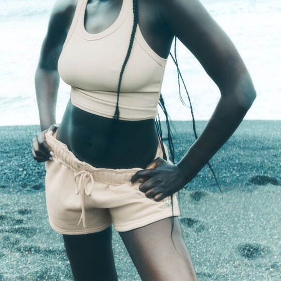 Alo Yoga Accolade Short Macadamia - Picture 1 of 4